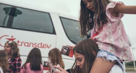 enfant devant un car Transdev